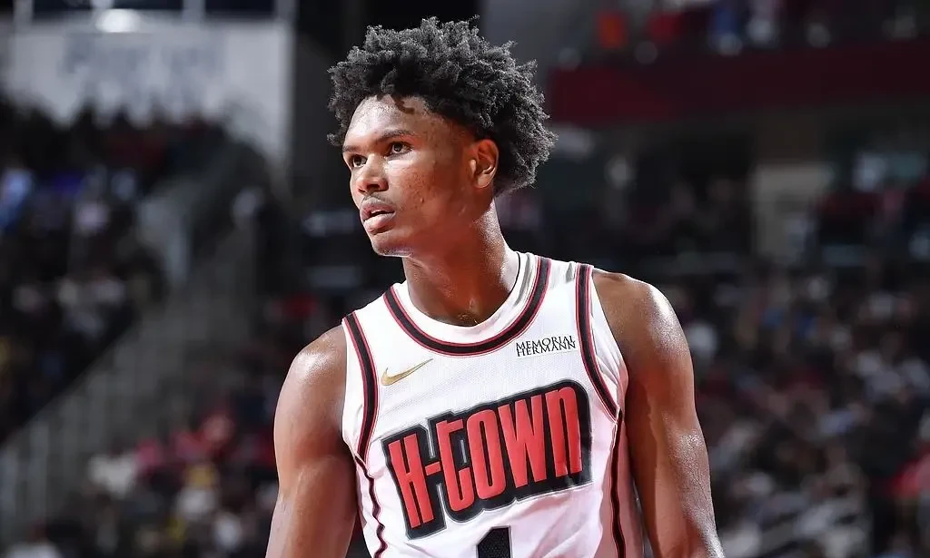 今晨密尔沃基雄鹿调整名单以备英超，篮板制胜环节打磨，气氛紧张，医务组通报恢复的简单介绍